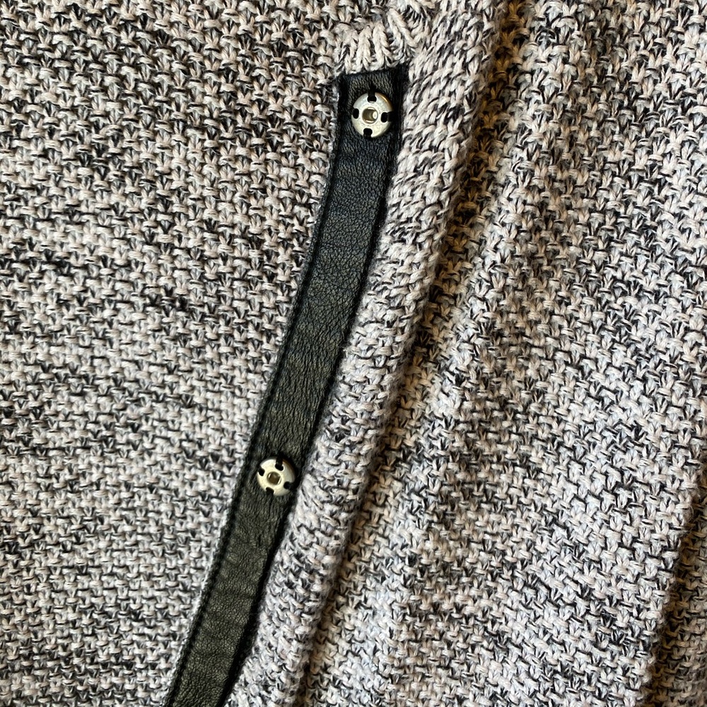 H&M GRAY CARDIGAN WITH PLEATHER DETAILING - Picture 5 of 6